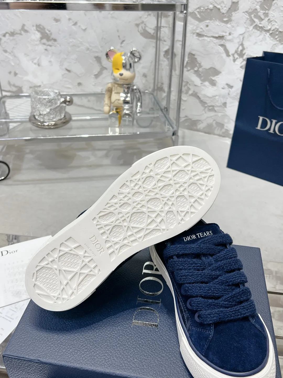 👟👟Ex-factory price P560👟👟 Women's shoe factory top version Dior B33 series! Casual sneakers for couples 👟 Purchased from the original, developed and made. Carefully crafted from Dior gray cow leather, decorated with tone-on-tone CD Diamond pattern canvas panels on the sides. The shoelace eyelets in the shape of CD Icon are clever and exquisite, and the two-color sole, tongue and heel are all decorated with special details, making it more refined. A very casual and versatile shoe. 🔘Fabric: Original customized calfskin + Oblique floral fabric 🔘Inner: Customized breathable lining 🔘Outsole: Original molded TPU combination outsole 🔘Sole thickness: 3CM 🔘Size: Women's size: 35-41 Male size: 38-46 (Female 41, Male 38, 46 customized, non-refundable)
